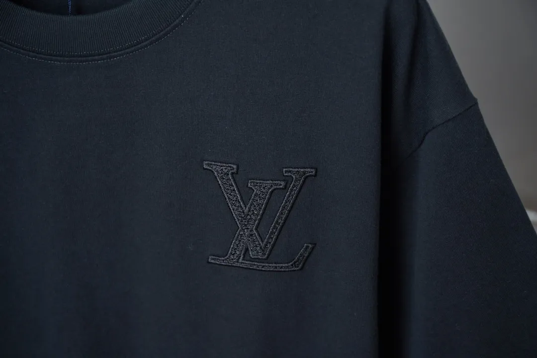 🅿️190 1V 25SS early spring new style Hydrosol embroidered LV letter short sleeves Light luxury essential item for daily commuting for men and women Correct version Welcome to compare Detailed features · 320g 100% pure cotton double yarn jersey fabric · Custom dyed in the same vat, special thickened 32 pieces double-strand 1X1 thread · Imported Tajima machine hydrosol embroidered LV letter logo on the front and back. Garment-washable embroidery hydrosol makes the embroidery offset printing softer and not stiff · Double-needle cross-stitching process · Original main mark washed tag brand moisture-proof paper packaging Color: black/white/burgundy Size: S/M/L/XL